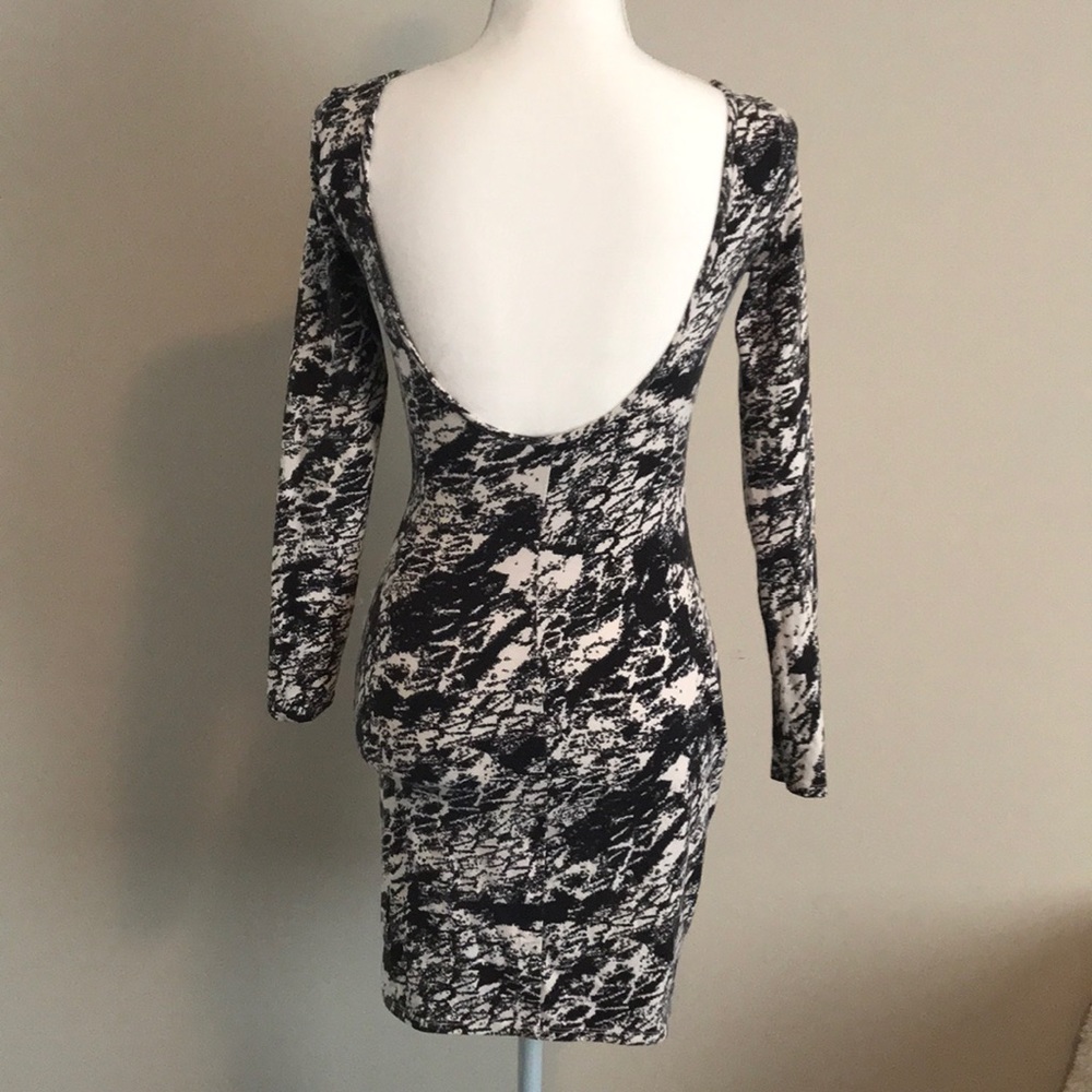 MODA INTERNATIONAL Mid-Black & White dress - Picture 2 of 3